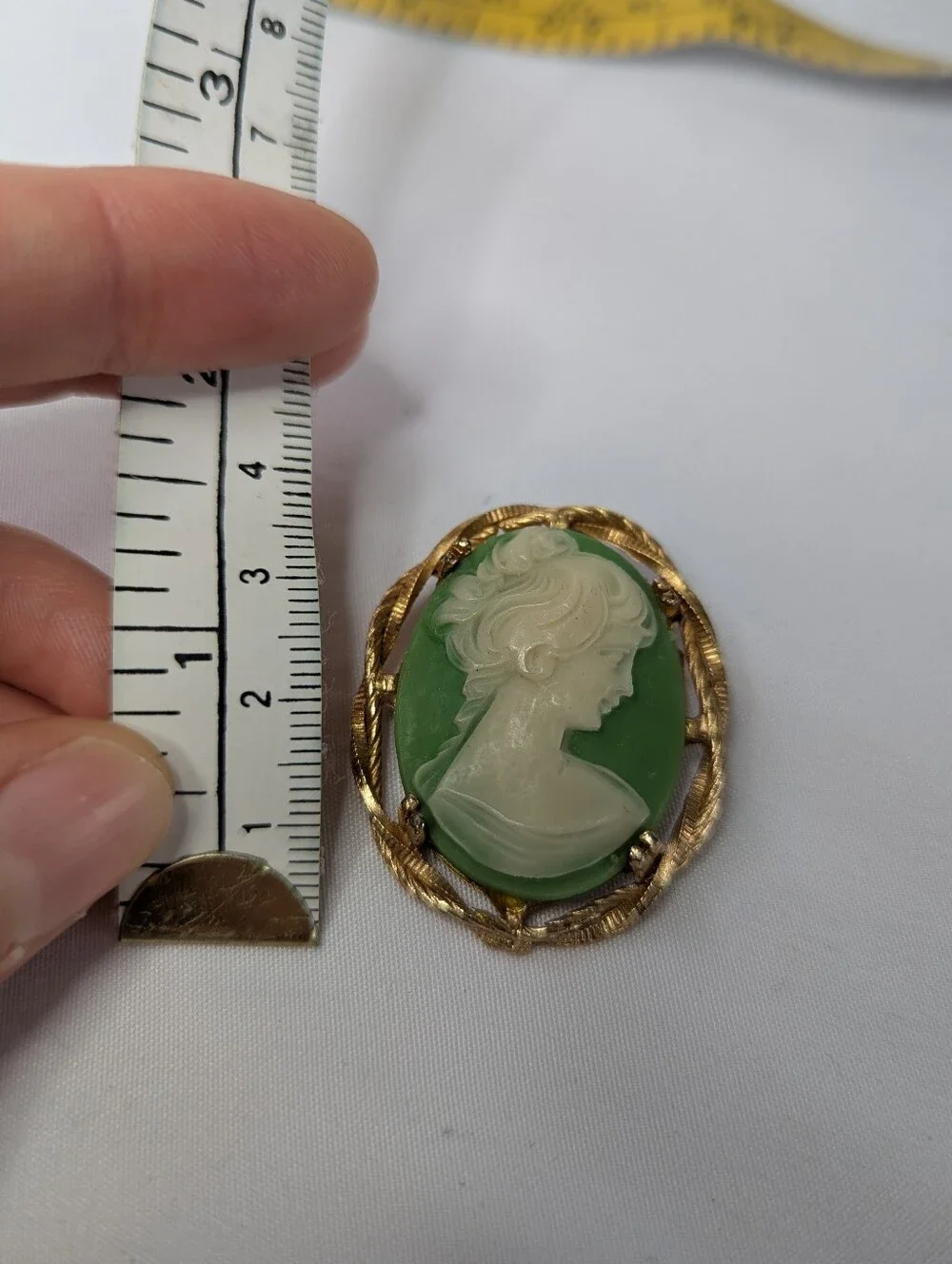 Vintage-Inspired Green Cameo Brooch with Gold Frame - Picture 6 of 6